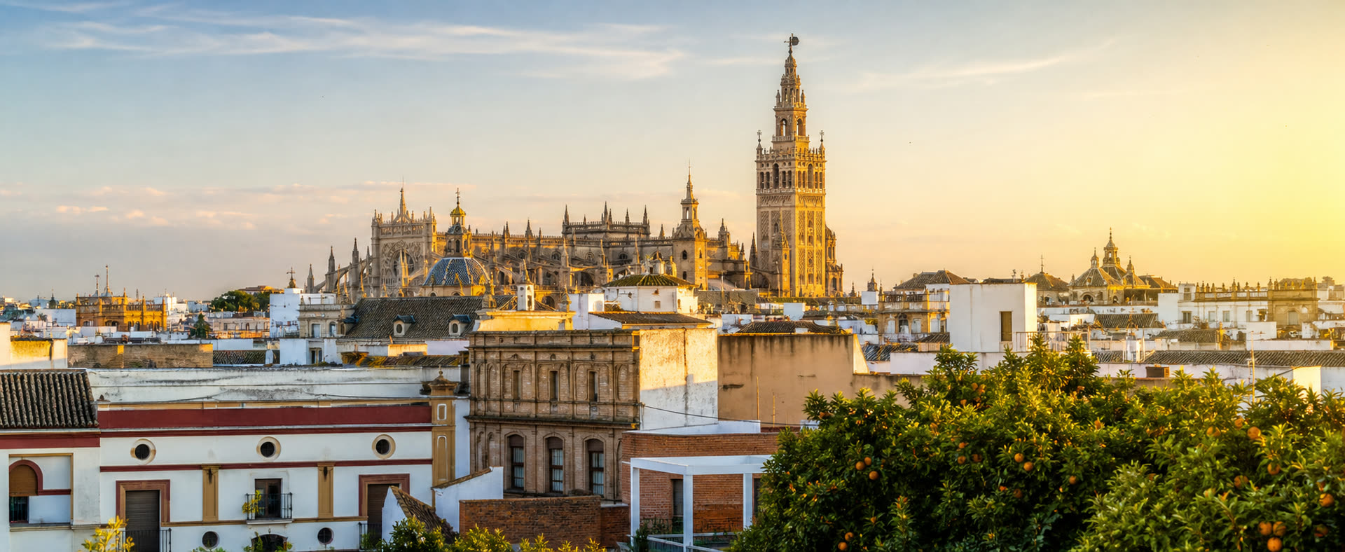 La Giralda sobre los tejados de Sevilla al atardecer.